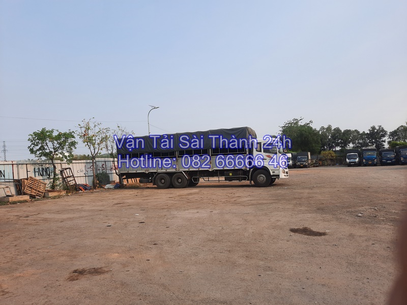 Xe tải chở hàng tại huyện Nhà Bè