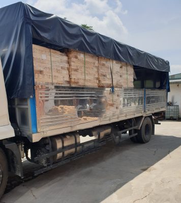 Xe tải chứa pallet gỗ