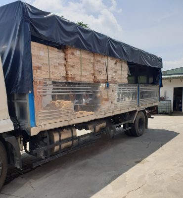 Xe tải chở pallet chứa gỗ