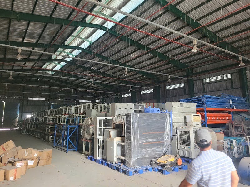 Đội ngũ nhân công bốc xếp hàng hóa Sài Thành 24h đang làm việc tại kho