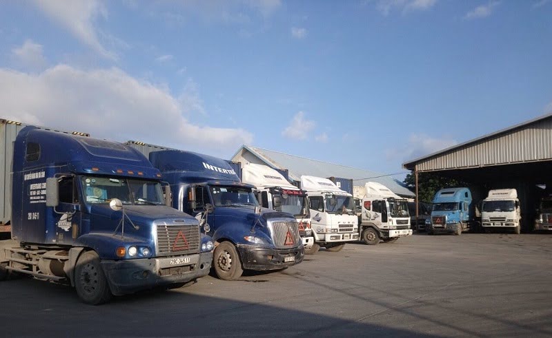 Đội xe container vận tải đường bộ đường dài.