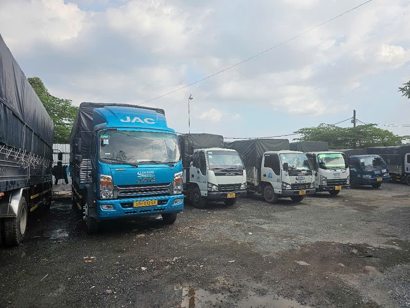 Đội xe tải hiện đại phục vụ dịch vụ vận chuyển hàng hóa.