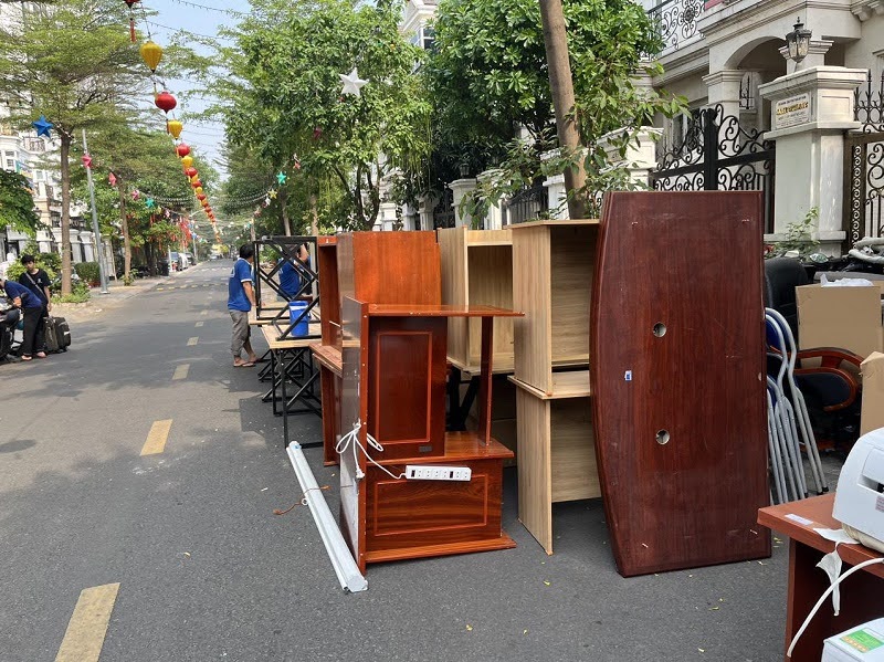 Khách hàng tự đóng gói đồ đạc gọn gàng chờ xe tải đến