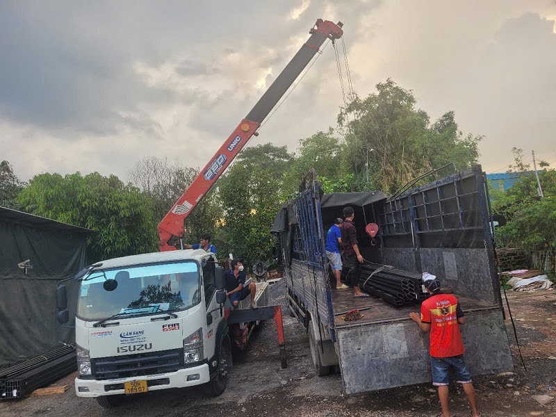 Nhân viên bốc xếp đang chuyển hàng từ xe tải vào kho