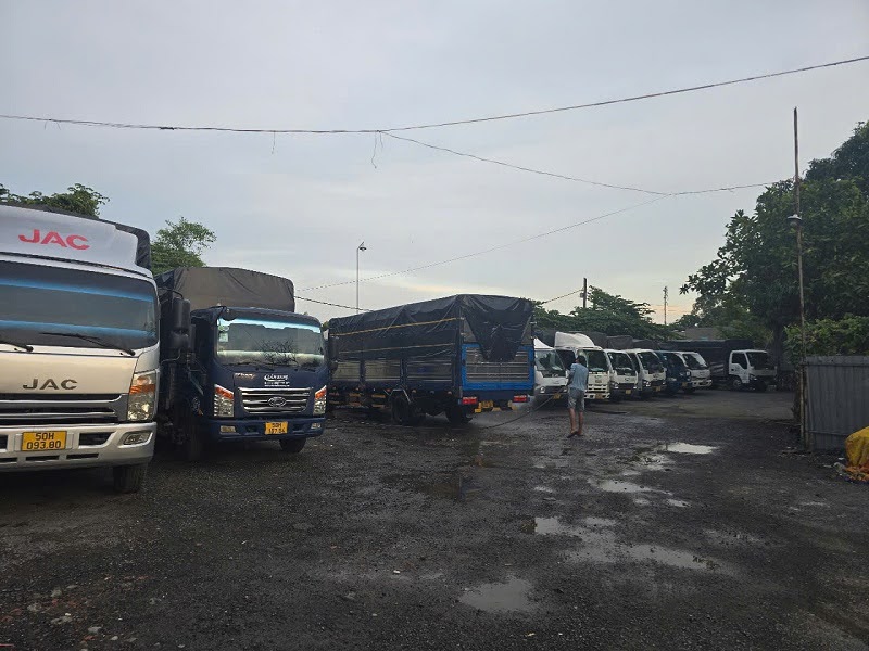 Xe tải chở hàng các loại